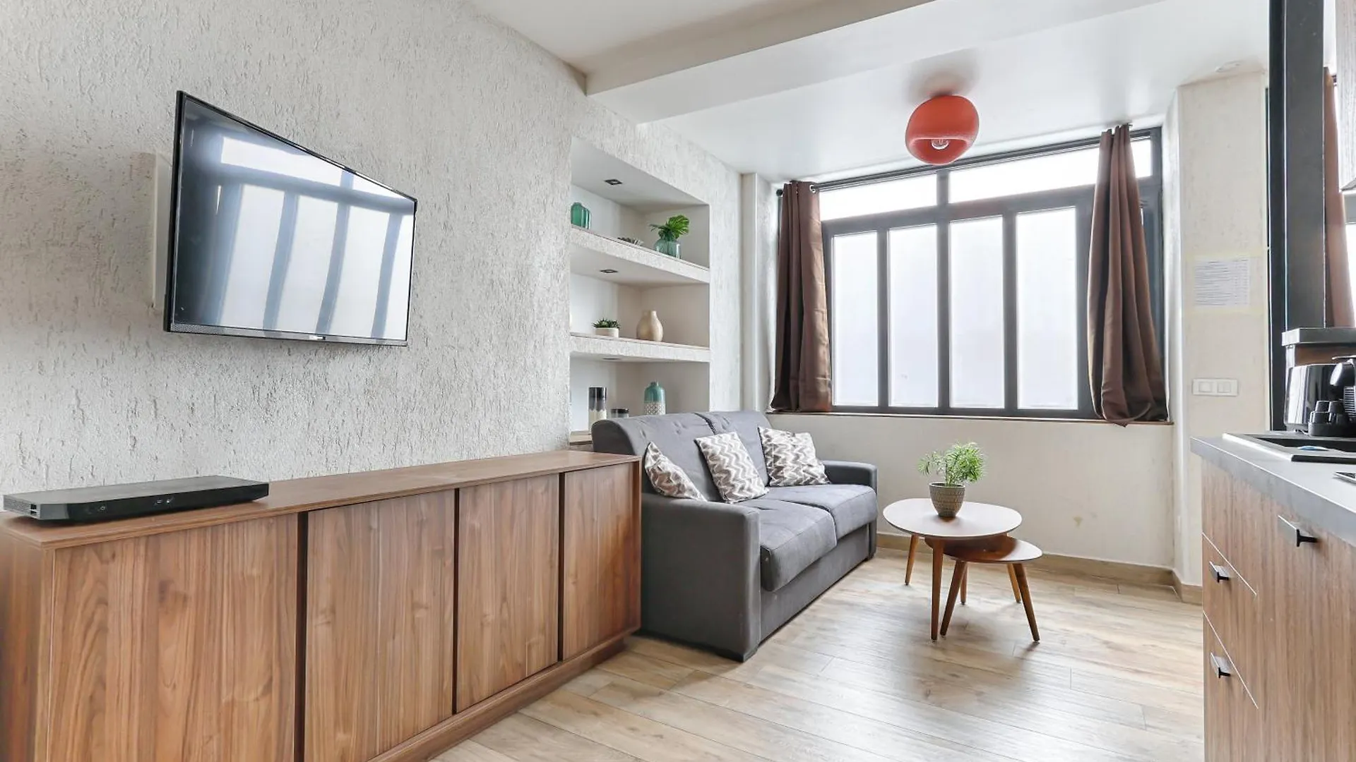 De Charme 2br Canal Saint Martin Apartment