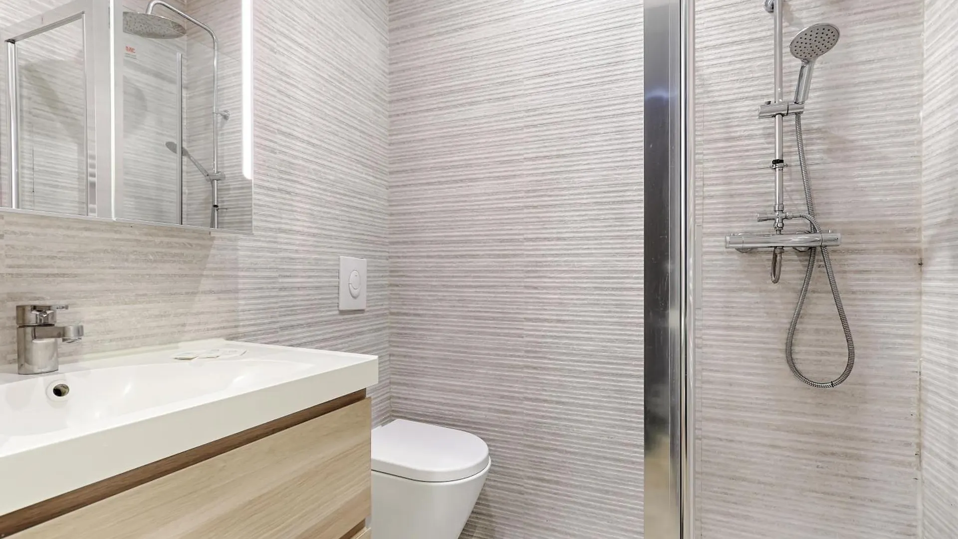 De Charme 2br Canal Saint Martin Apartment